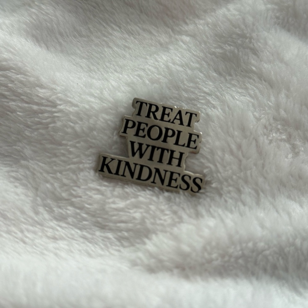HARRY STYLES TREAT PEOPLE WITH KINDNESS PIN